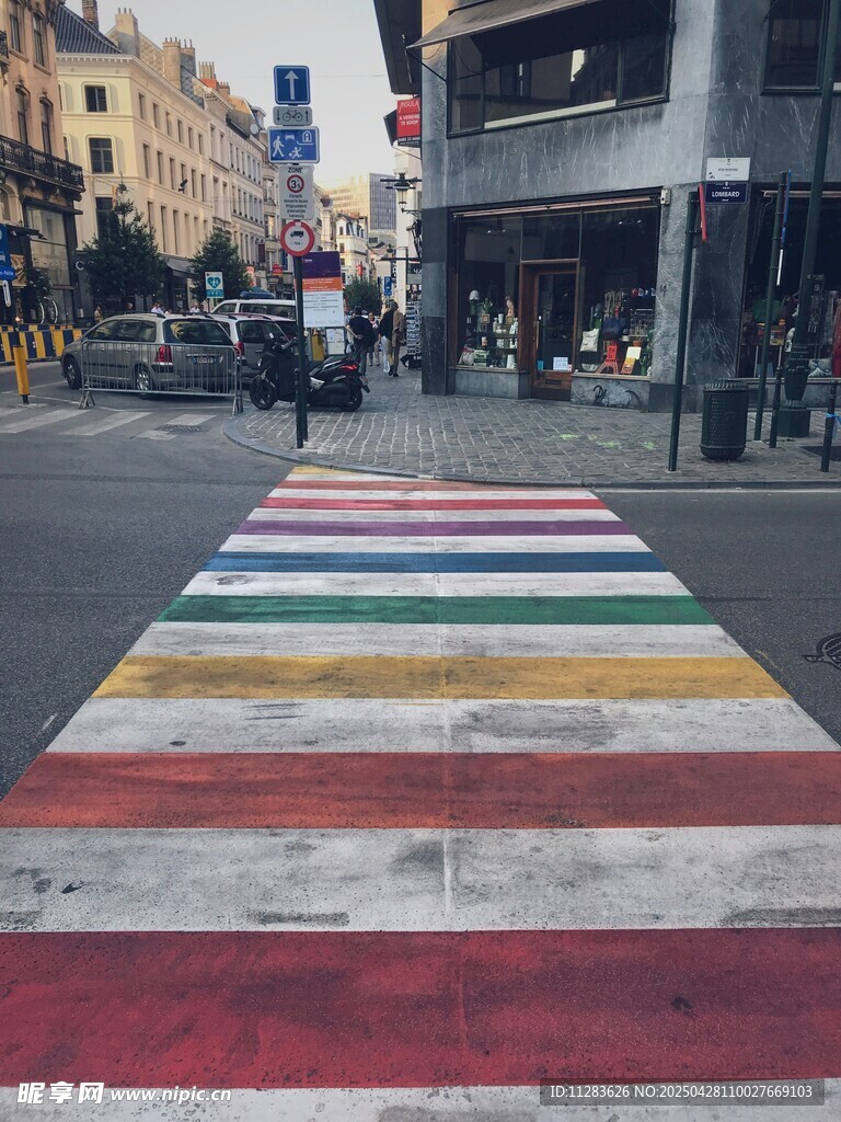 彩色斑马线装点城市街道