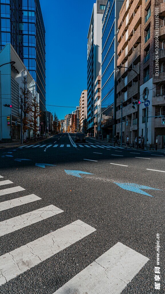 城市街道斑马线与方向箭头