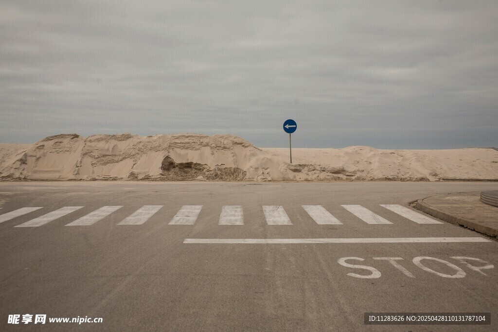 空旷道路上的停车标识