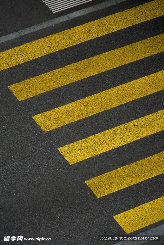 道路上的黄色警示条纹
