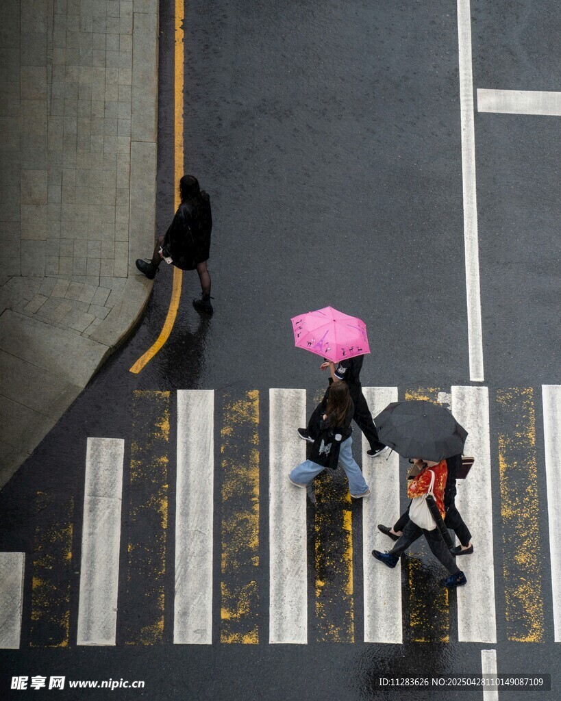 雨中行人过斑马线