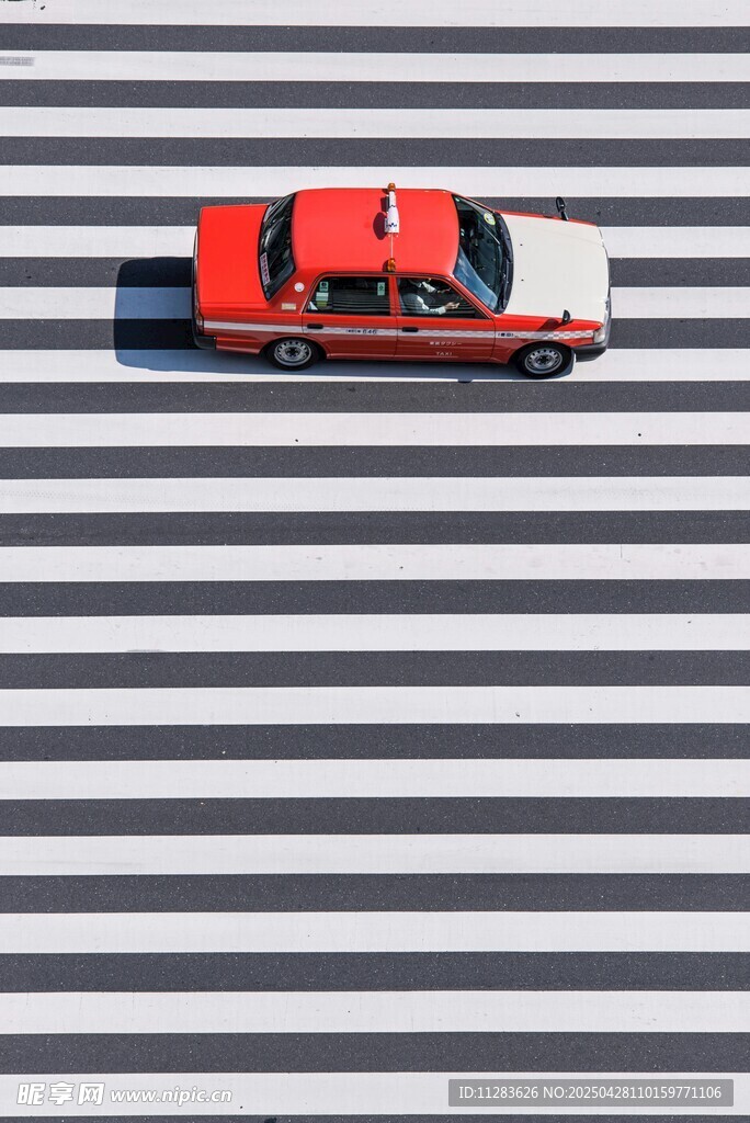 俯视视角下的红色卡车