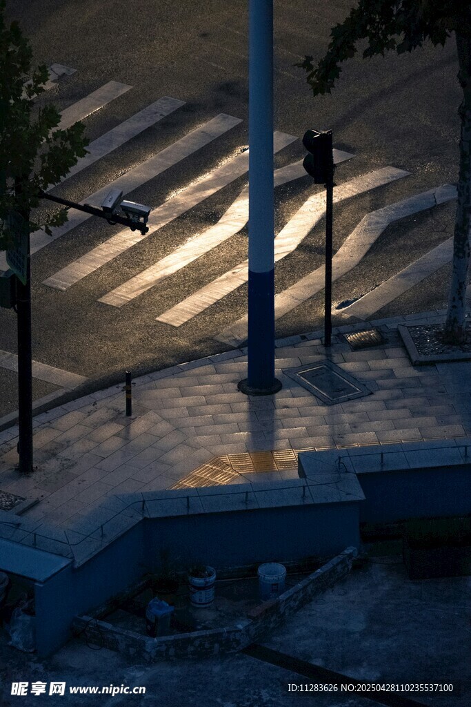 夜晚城市街道光影景致