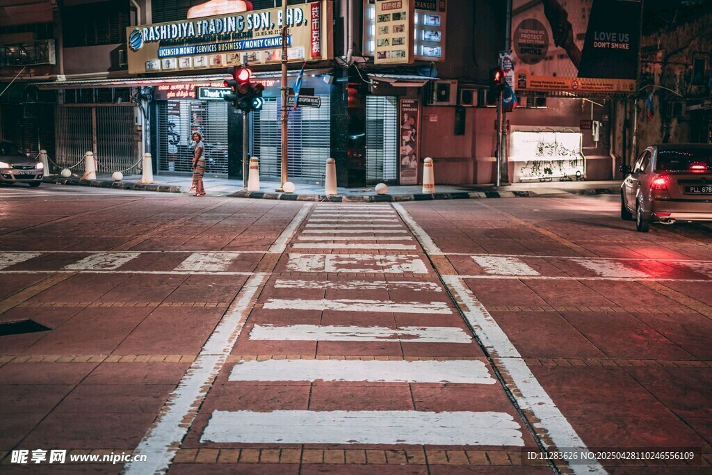 夜晚城市中的斑马线