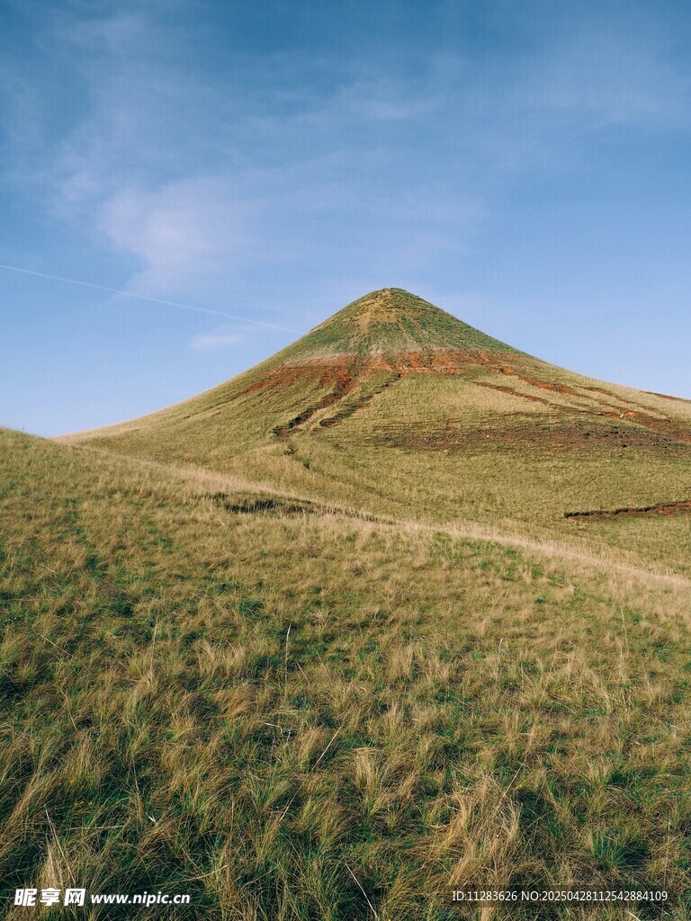 草原上的孤峰