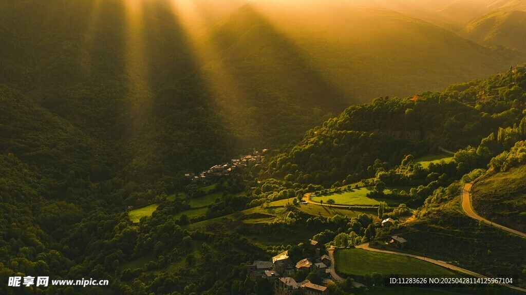 山间晨曦洒向层层梯田