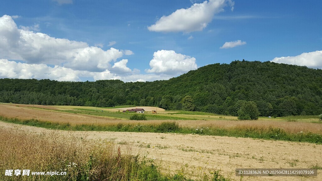 广袤田野与远山蓝天美景