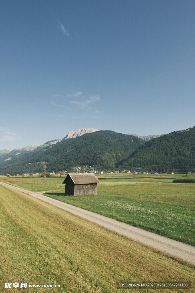 田园公路旁的小屋与远山