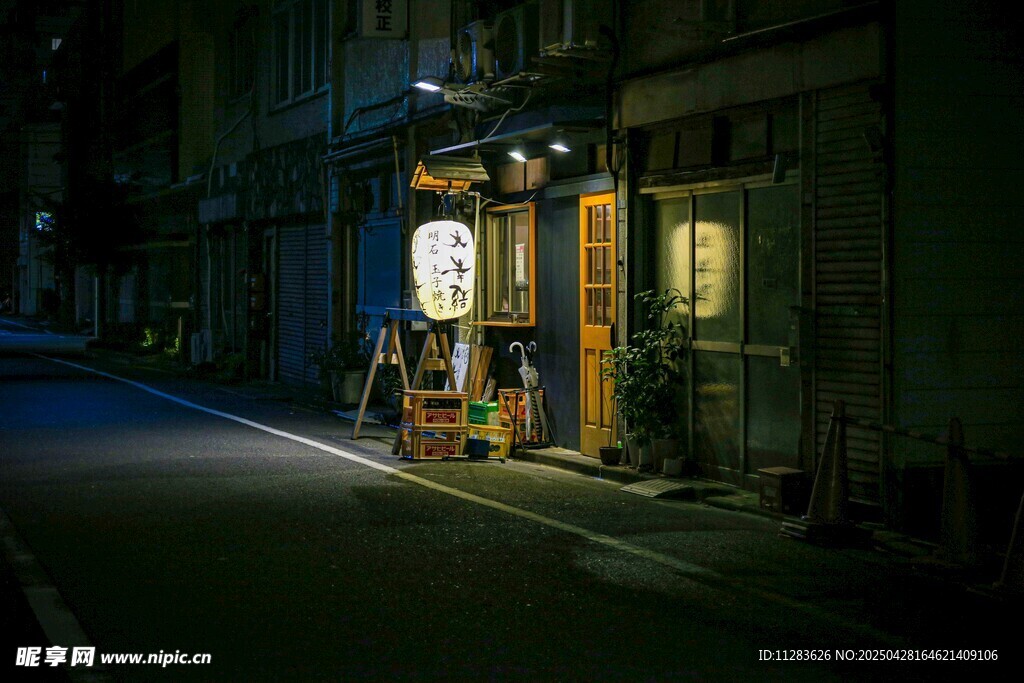 夜晚街边亮灯的温馨小店