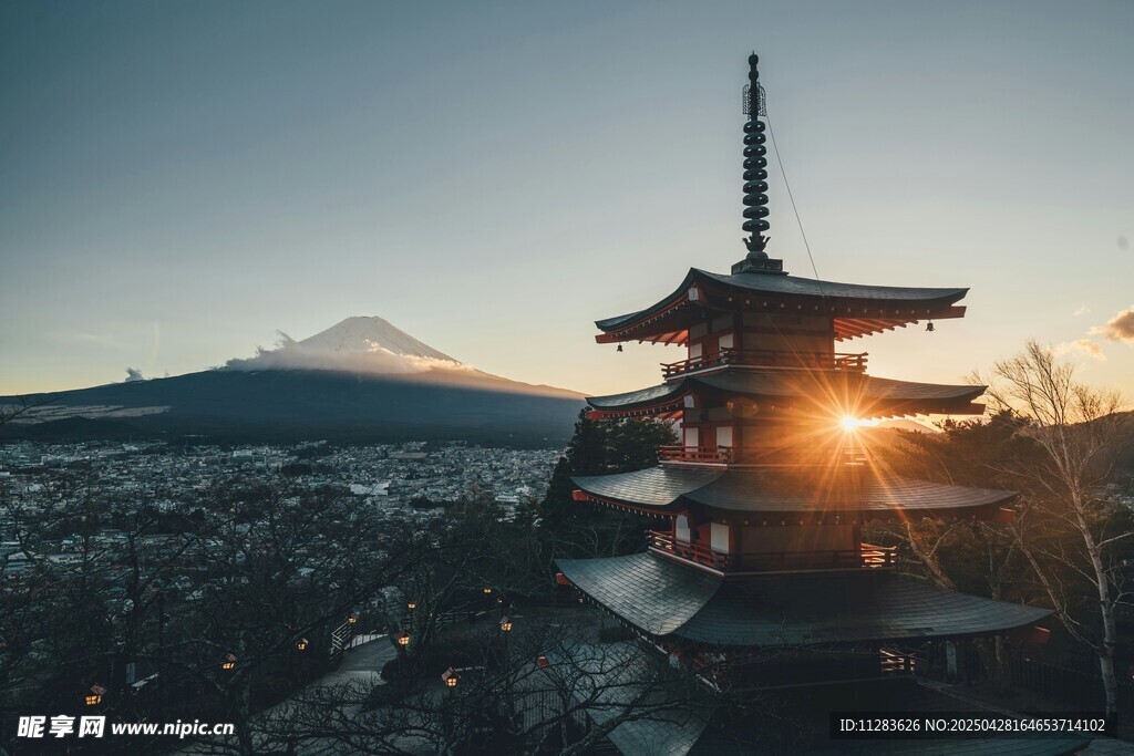 夕阳下的宝塔与富士山