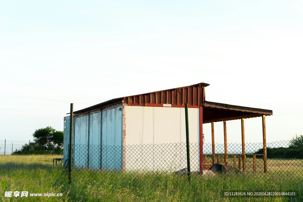 田野中的简易小屋