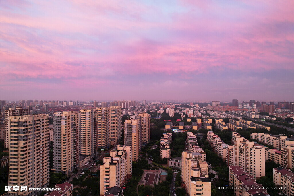 黄昏城市上空的晚霞