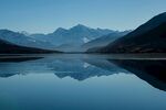 静谧山水湖景倒影如画