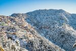雪覆山峦美景