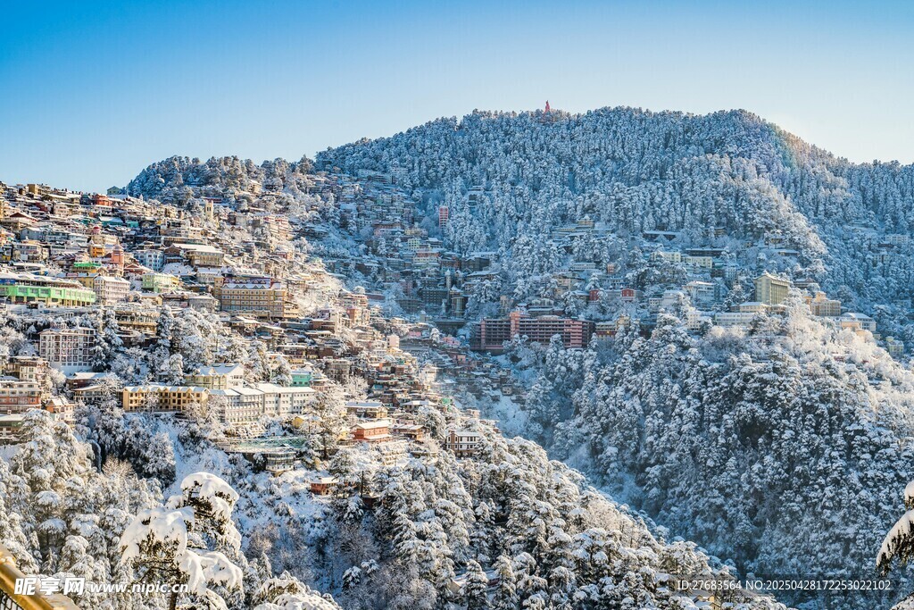 雪覆山峦美景