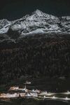 雪覆山峦下的静谧村落
