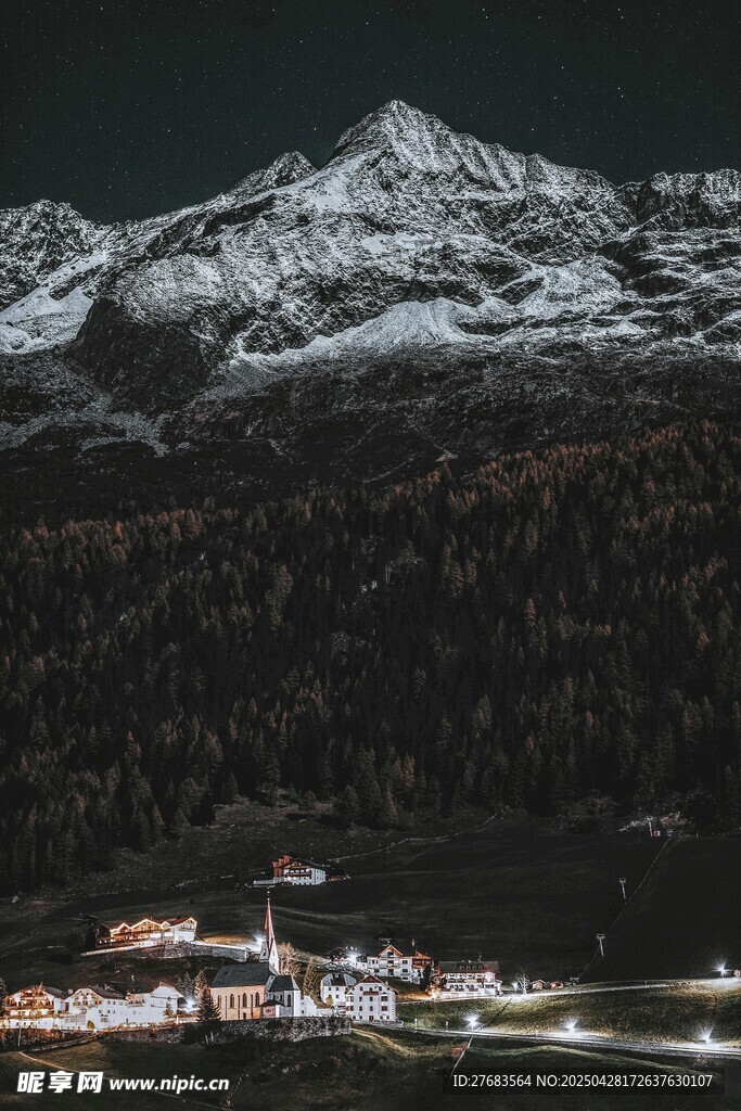 雪覆山峦下的静谧村落