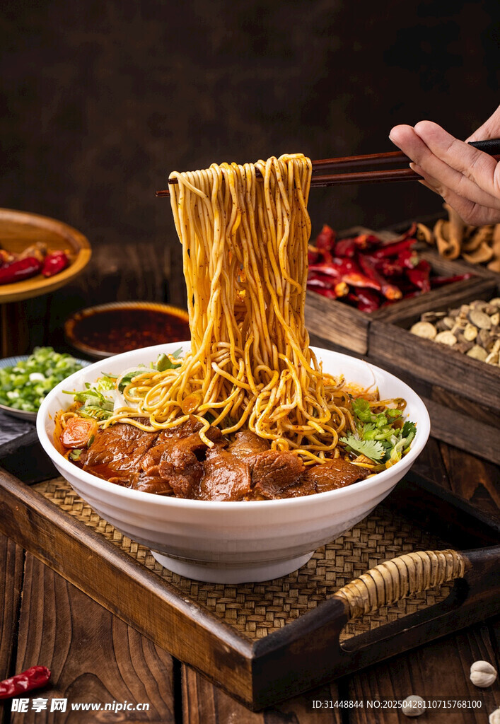 美味拉面诱人垂涎欲滴