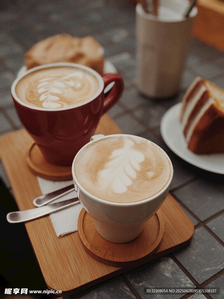 两杯咖啡搭配美味点心
