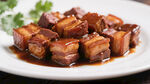 美味红烧肉摆于白盘