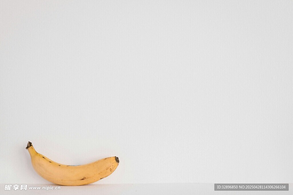 单个黄色香蕉静物图