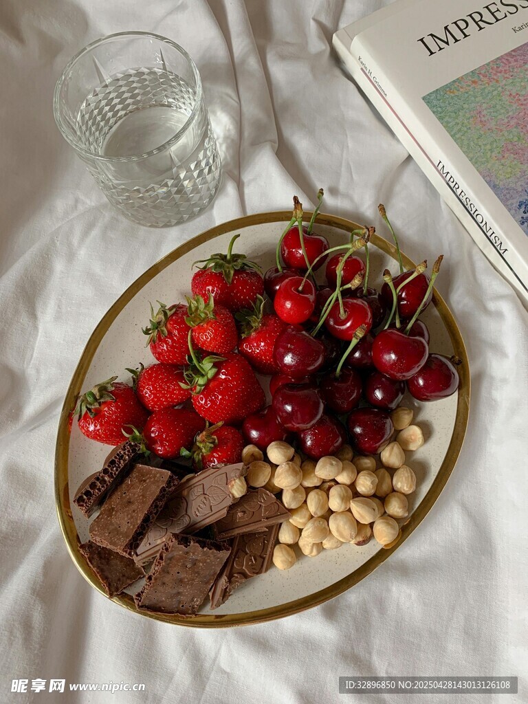 美味浆果坚果巧克力拼盘