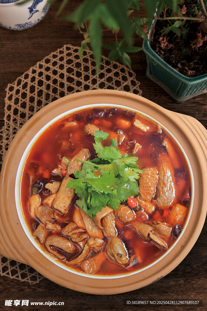 鸡煲 肥肠煲
