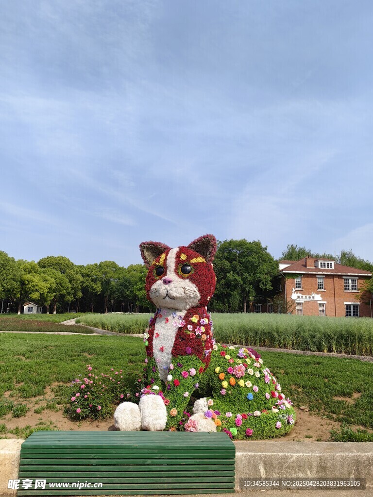 花园中的可爱狗狗雕塑