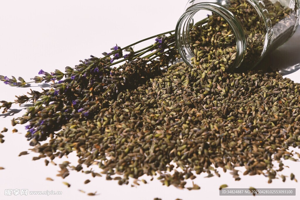 玻璃罐旁洒落的多种香料