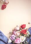 多彩鲜花与蓝布的组合