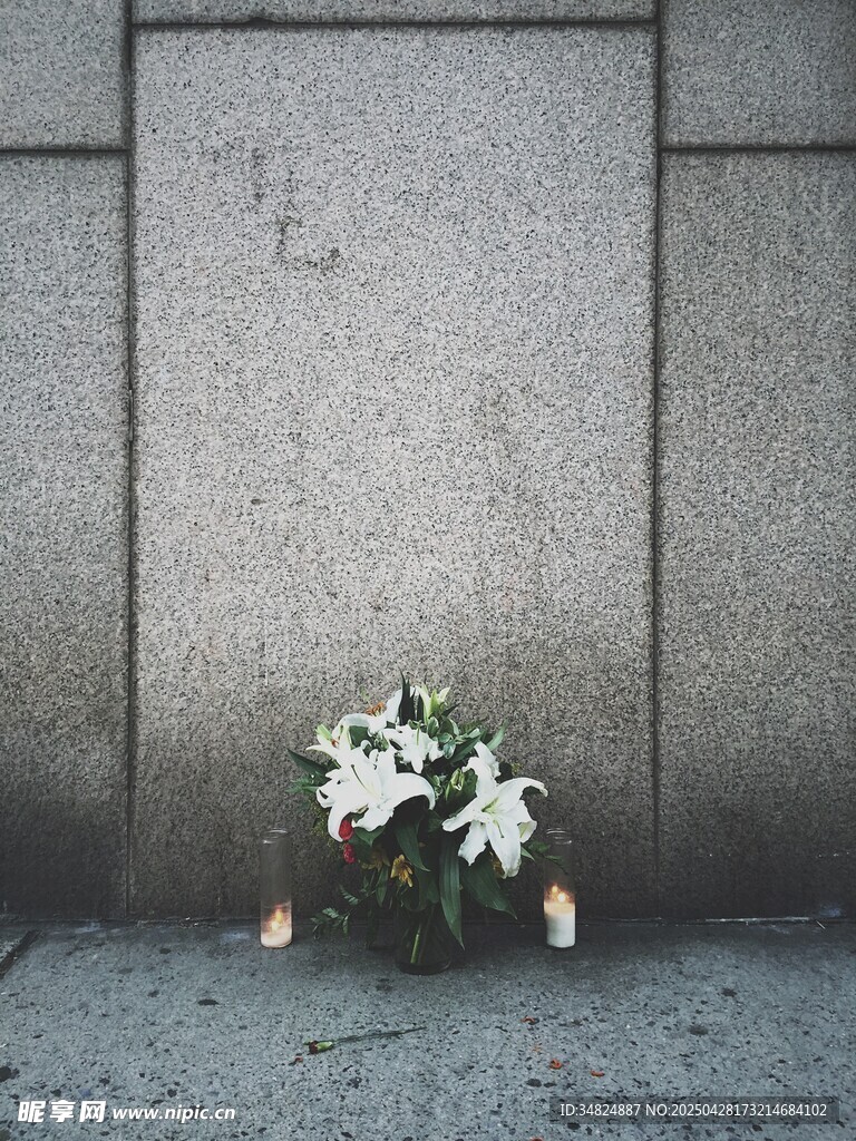 墙边白花蜡烛静谧场景