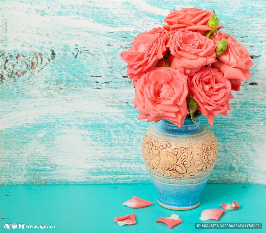 蓝底花瓶中的粉色娇艳花朵