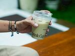 手持塑料杯logo样机