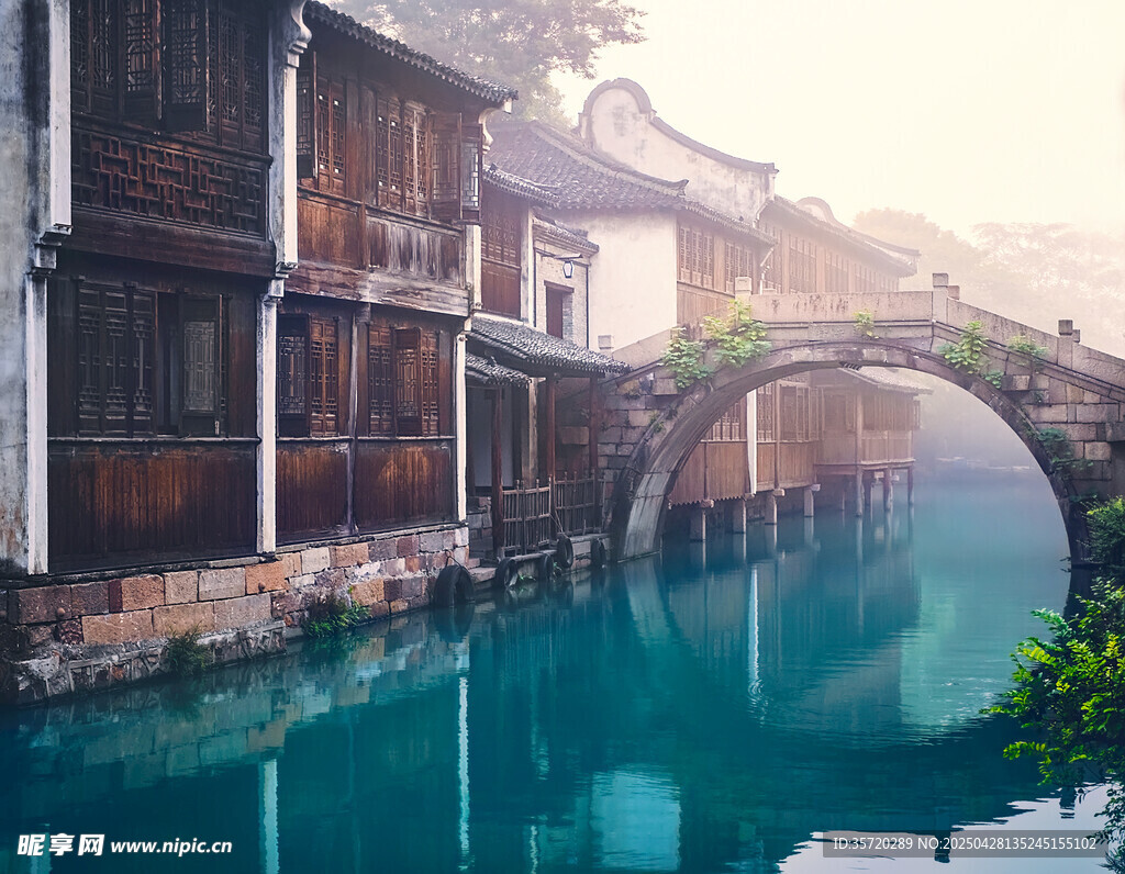 江南水乡古桥碧水美景