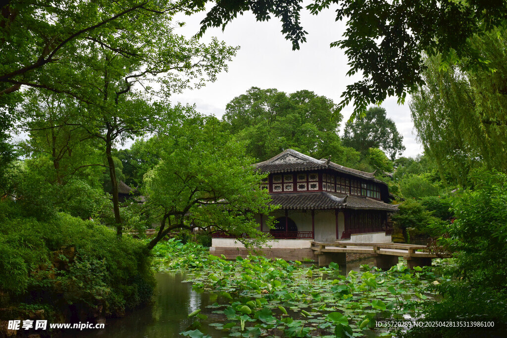 湖畔古建映于葱郁绿意中