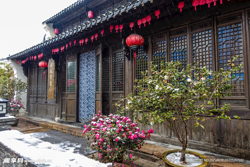 古宅雪景挂红灯添韵味