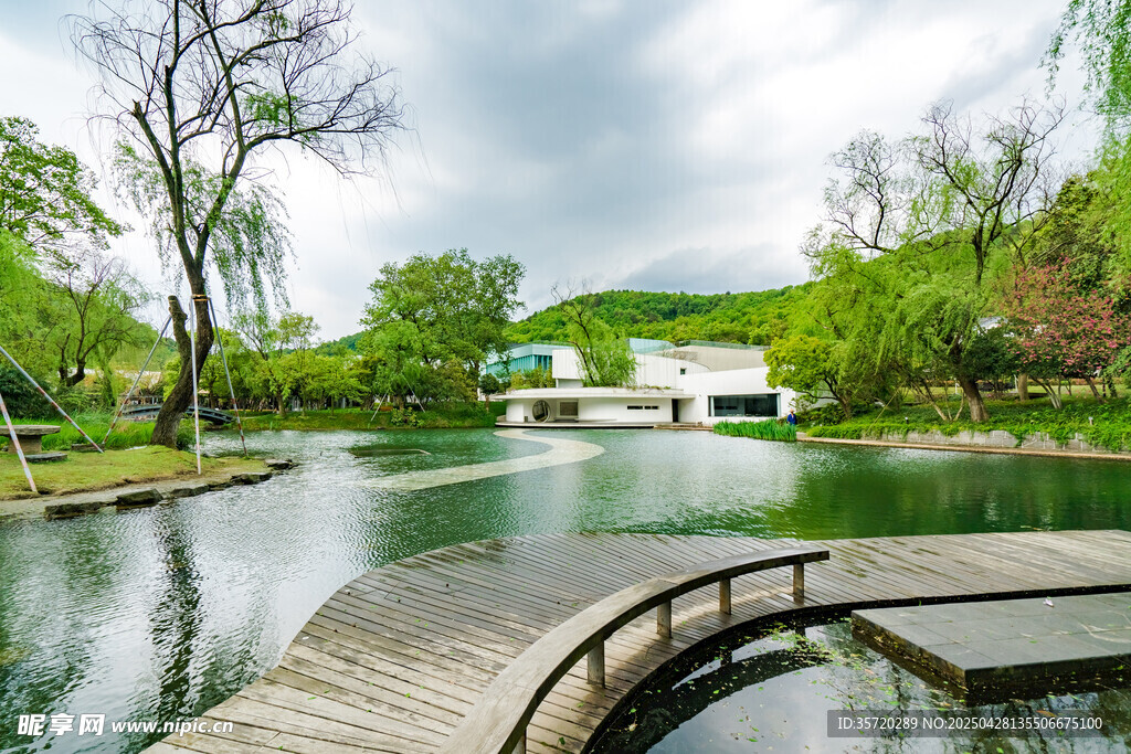 湖畔木桥旁的秀丽园林景