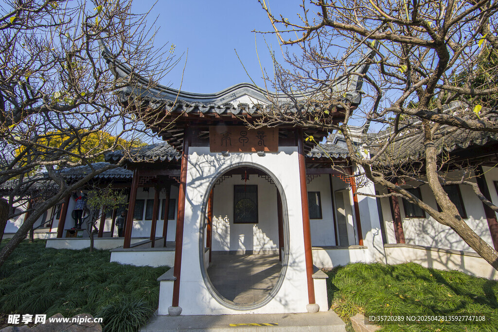 中式园林拱门景致