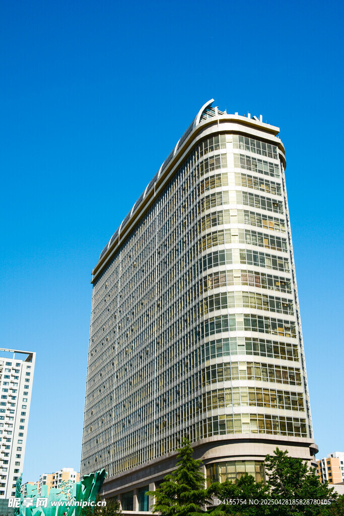 现代高层商务大楼外观