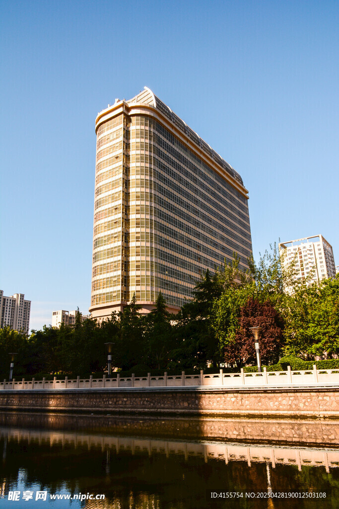 河畔高楼风景