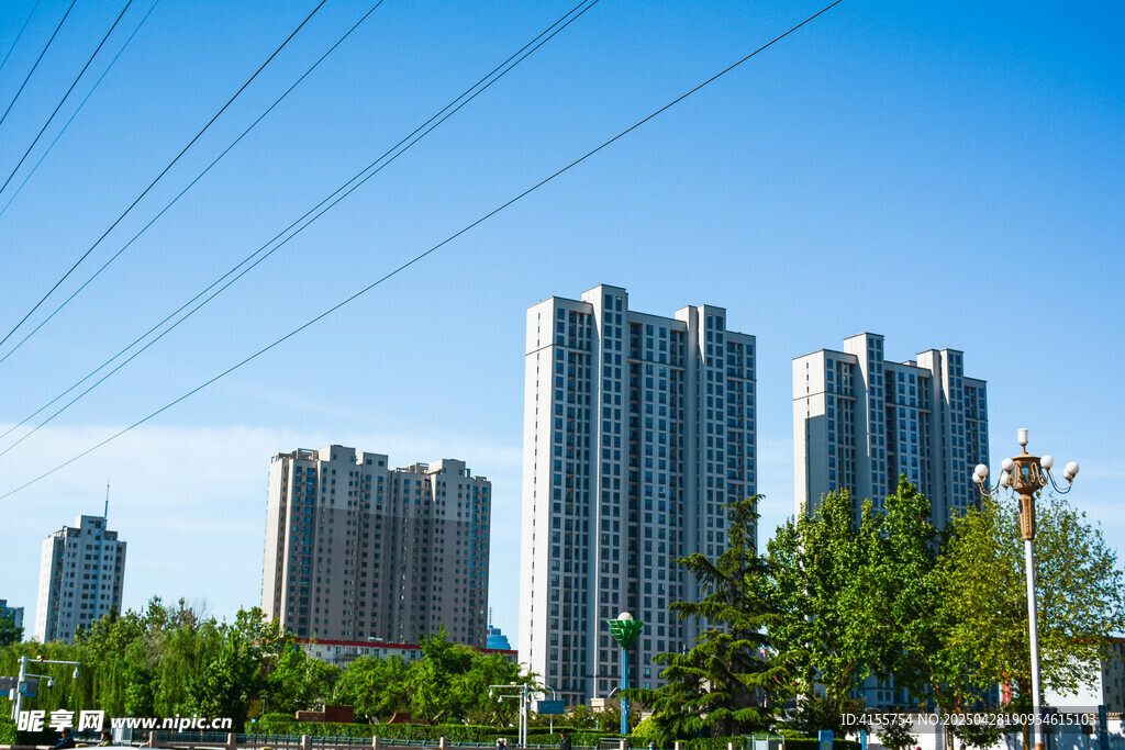 城市高楼与绿树景观