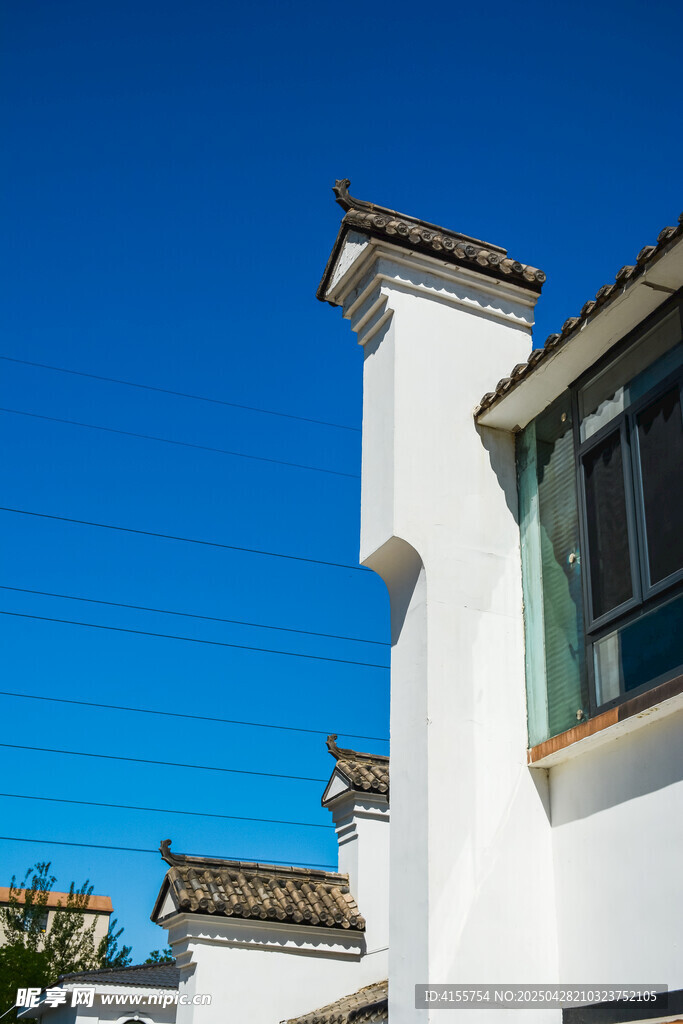白墙屋檐建筑映蓝天