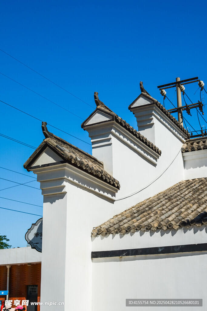 中式白墙屋顶建筑一角