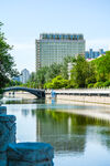 河畔城市风光与桥梁美景
