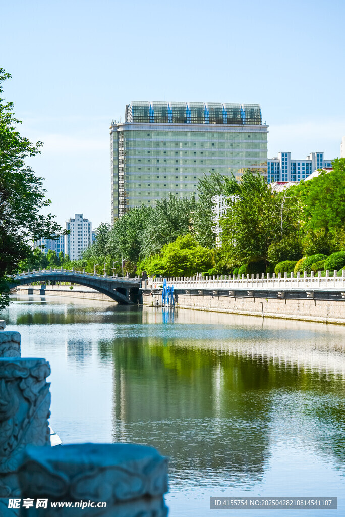 河畔城市风光与桥梁美景