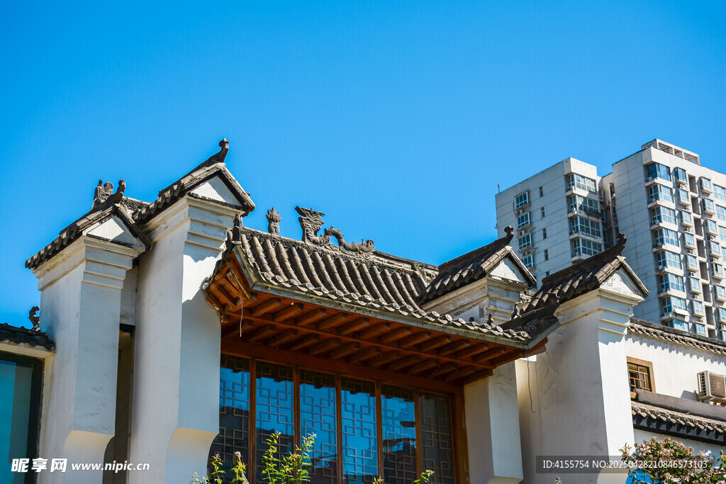 中式门楼与现代建筑相映