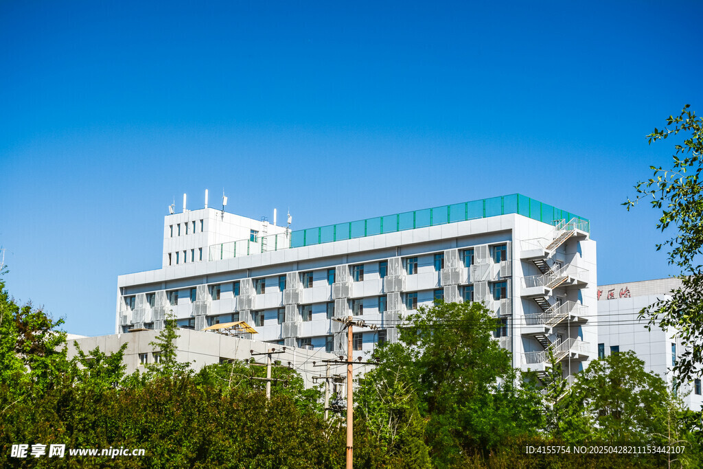 现代多层建筑与绿植景观