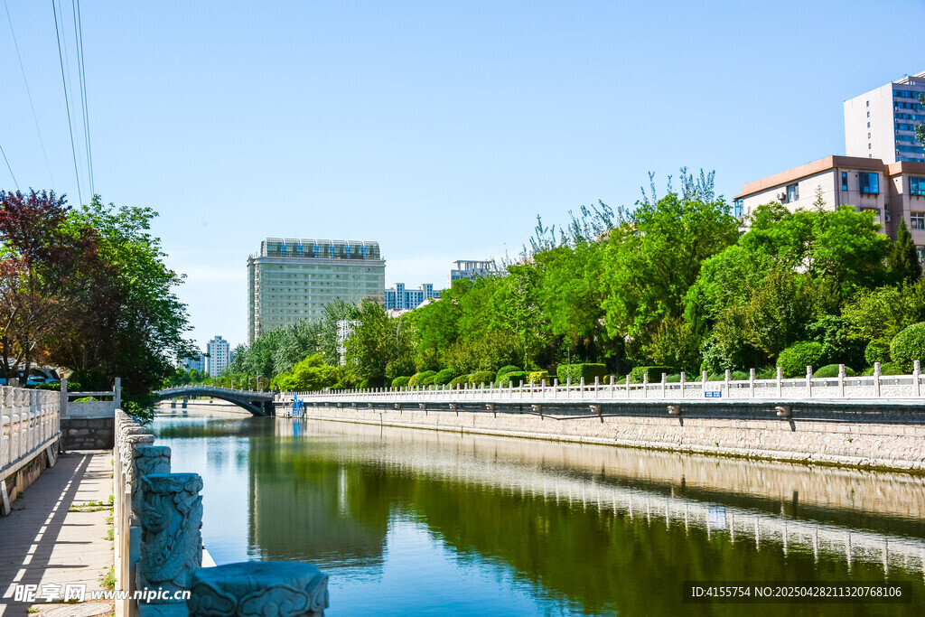 城市河畔风景