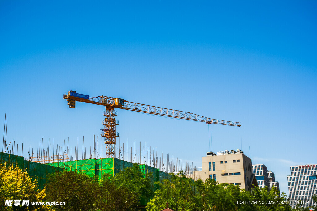 城市建筑工地塔吊作业场景