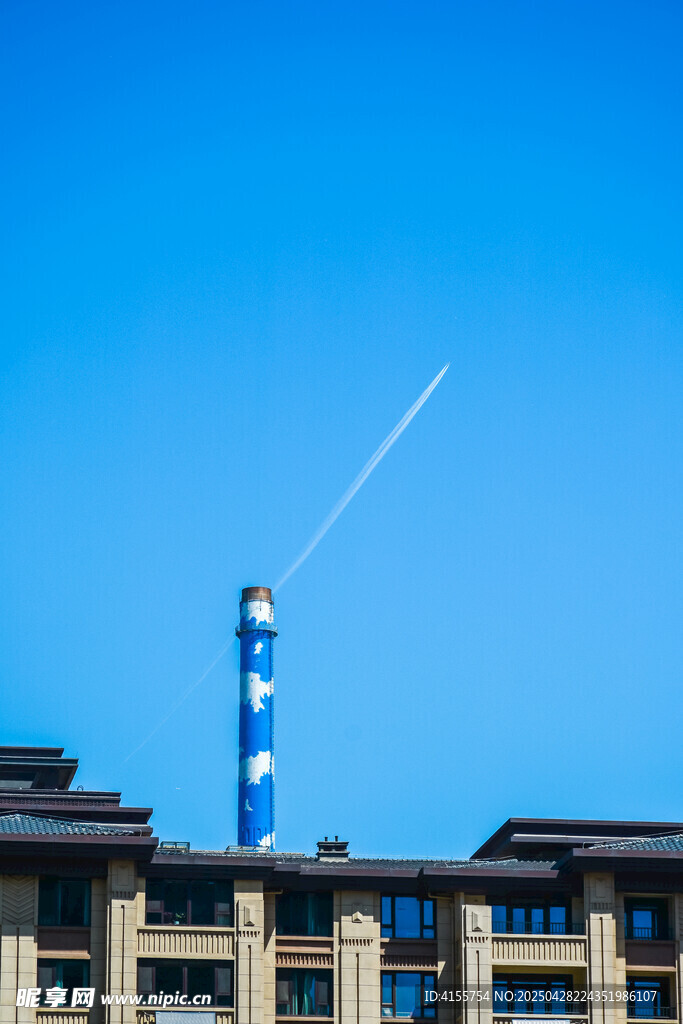 城市上空的飞机与彩色烟囱
